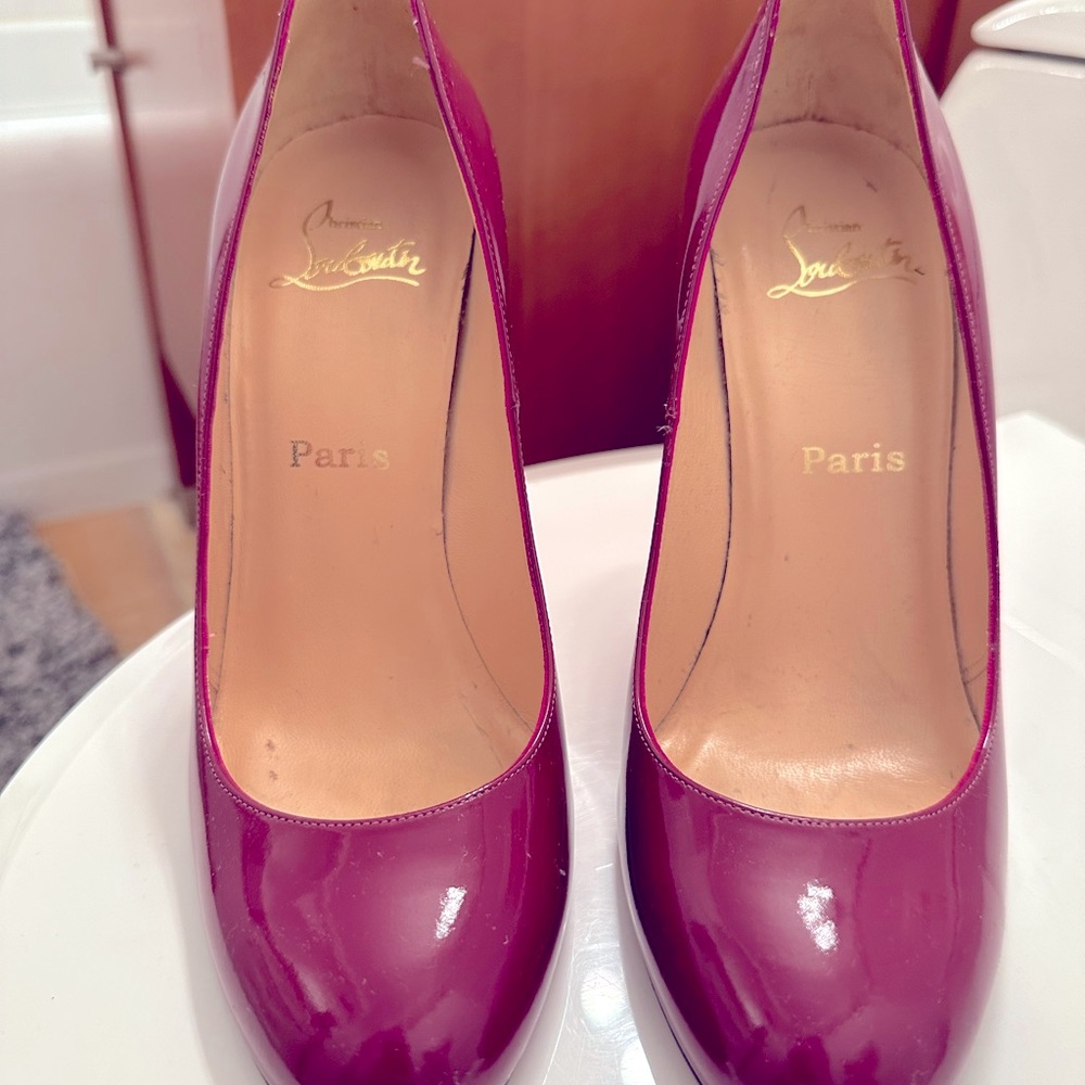 Christian Louboutin Pumps size 40 - PERFECT condition never worn. Heel is 4.5 in - Picture 4 of 4
